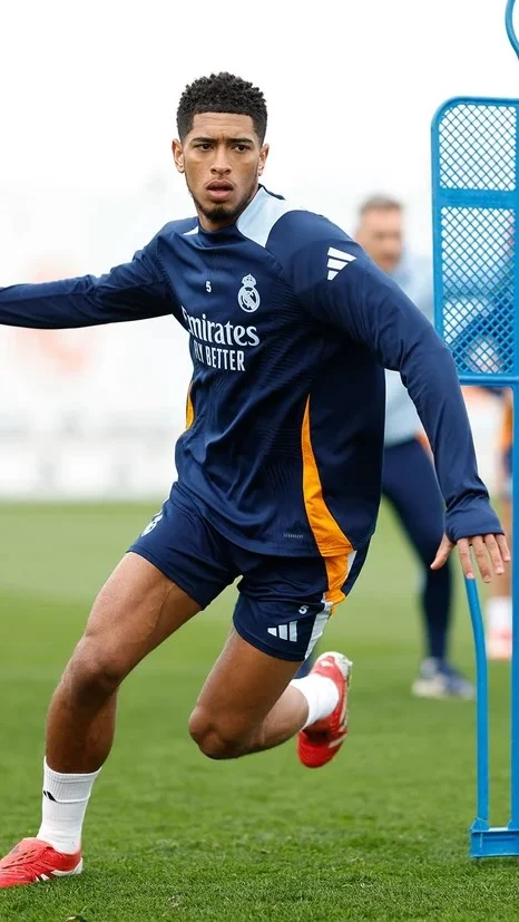 El #RealMadrid ya entrena previo a su duelo ante la #RealSociedad correspondiente a la ida de las semifinales de la #CopadelRey 

Ausentes:
🦷Mbappé, al que le han extraído una muela. Viajará mañana con el equipo.
🏋🏻Courtois, que trabaja en el gimnasio
🏥Carvajal y Miltao.